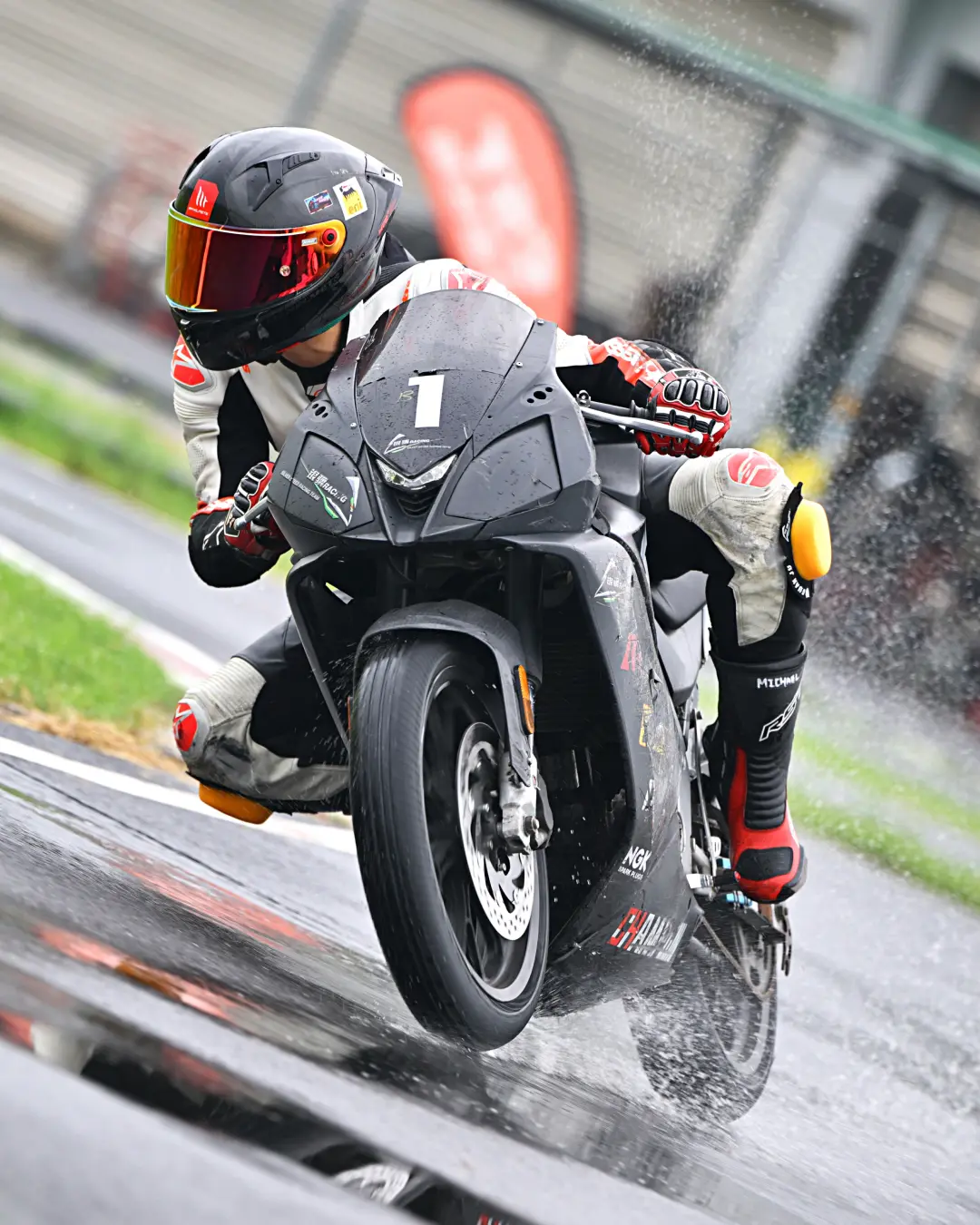 亞洲區車手友誼賽 Race1 雨戰
